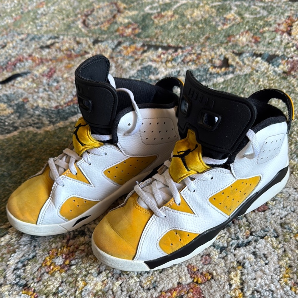 JORDAN KIDS Retro 6 - White Yellow in SZ 3Y…VERY GOOD PREOWNED CONDITION!!
